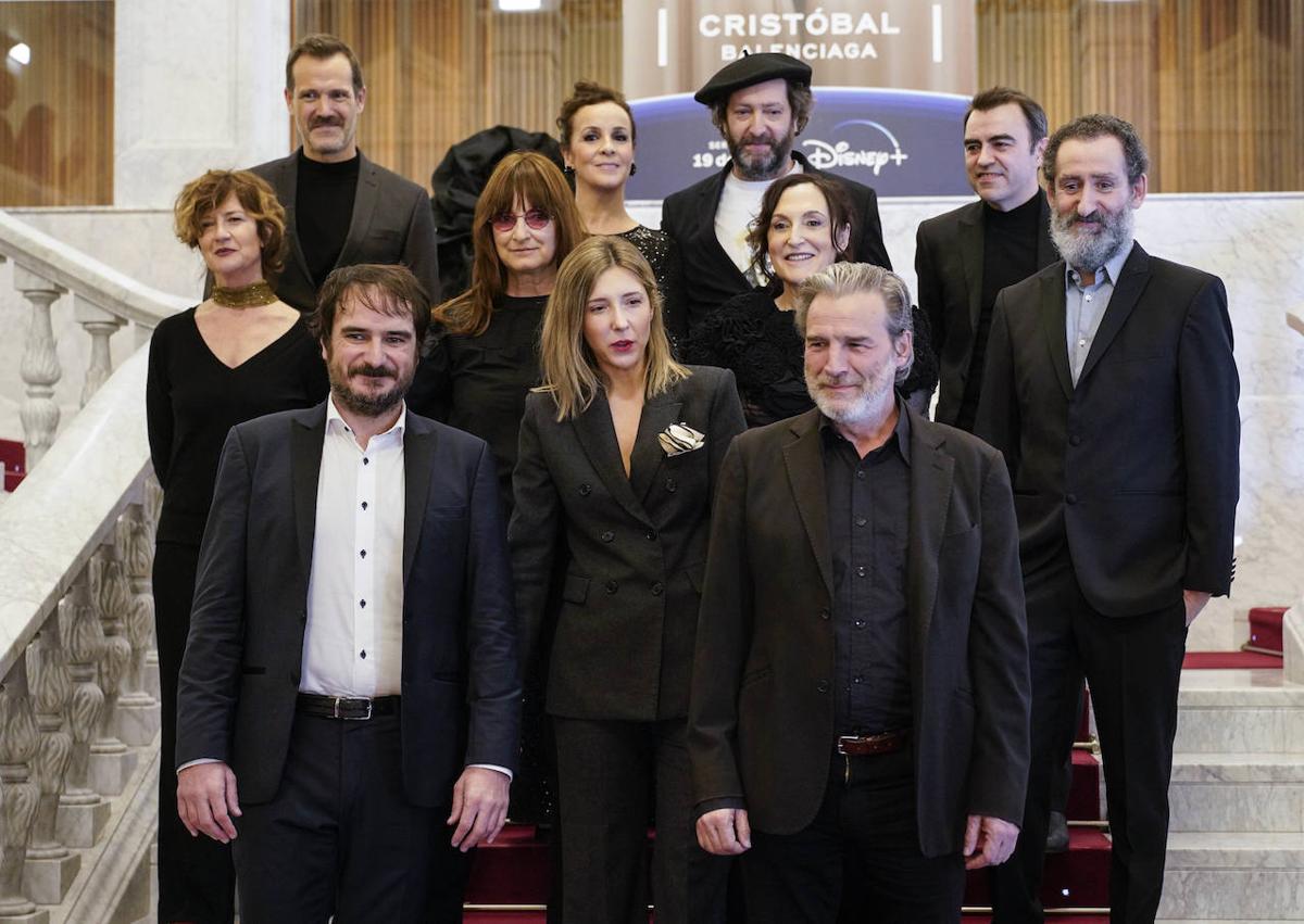 Imagen secundaria 1 - El público llenó el teatro en la gala de estreno de la serie. El equipo de la serie, en la escalera del Victoria Eugenia. Lola Horcajo.