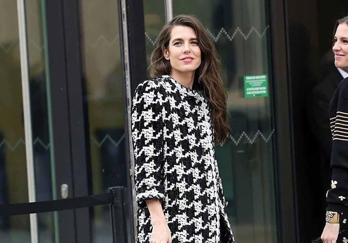 Carlota Casiraghi, embajadora de Chanel, deslumbra con un abrigo de 'tweed'.