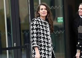 Carlota Casiraghi, embajadora de Chanel, deslumbra con un abrigo de 'tweed'.