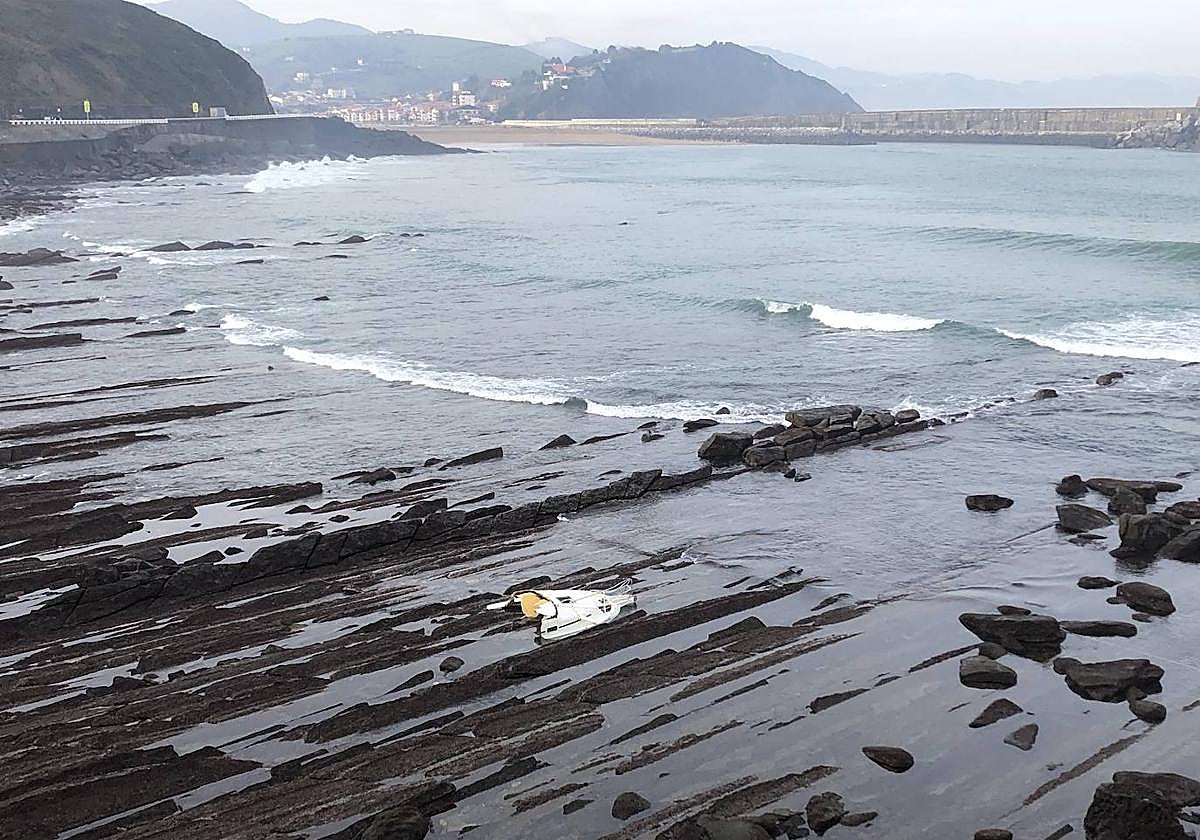 La embarcación en la que viajaba el vecino de Orio fallecido anoche quedó totalmente destrozada