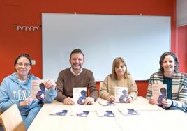 Representantes del Ayuntamiento y del centro de la mujer con el folleto de actividades.