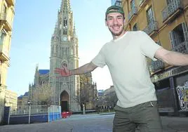 Iván Aurrecoechea, sonriente, abre los brazos en la donostiarra calle Loiola, con la catedral del Buen Pastor al fondo.