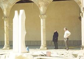 Oteiza dirigió personalmente, con 87 años, el montaje, vigilando la separación y su correcta orientación.