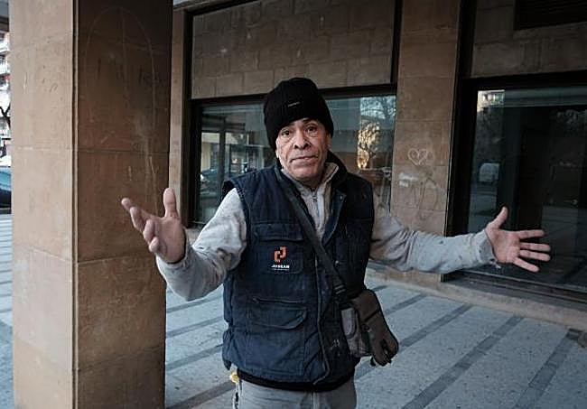 José Yepe, oficial de construcción, trabajaba en la zona donde dormía Ángel antes de que lo trasladasen del suelo al banco en la plaza de Azuelo.