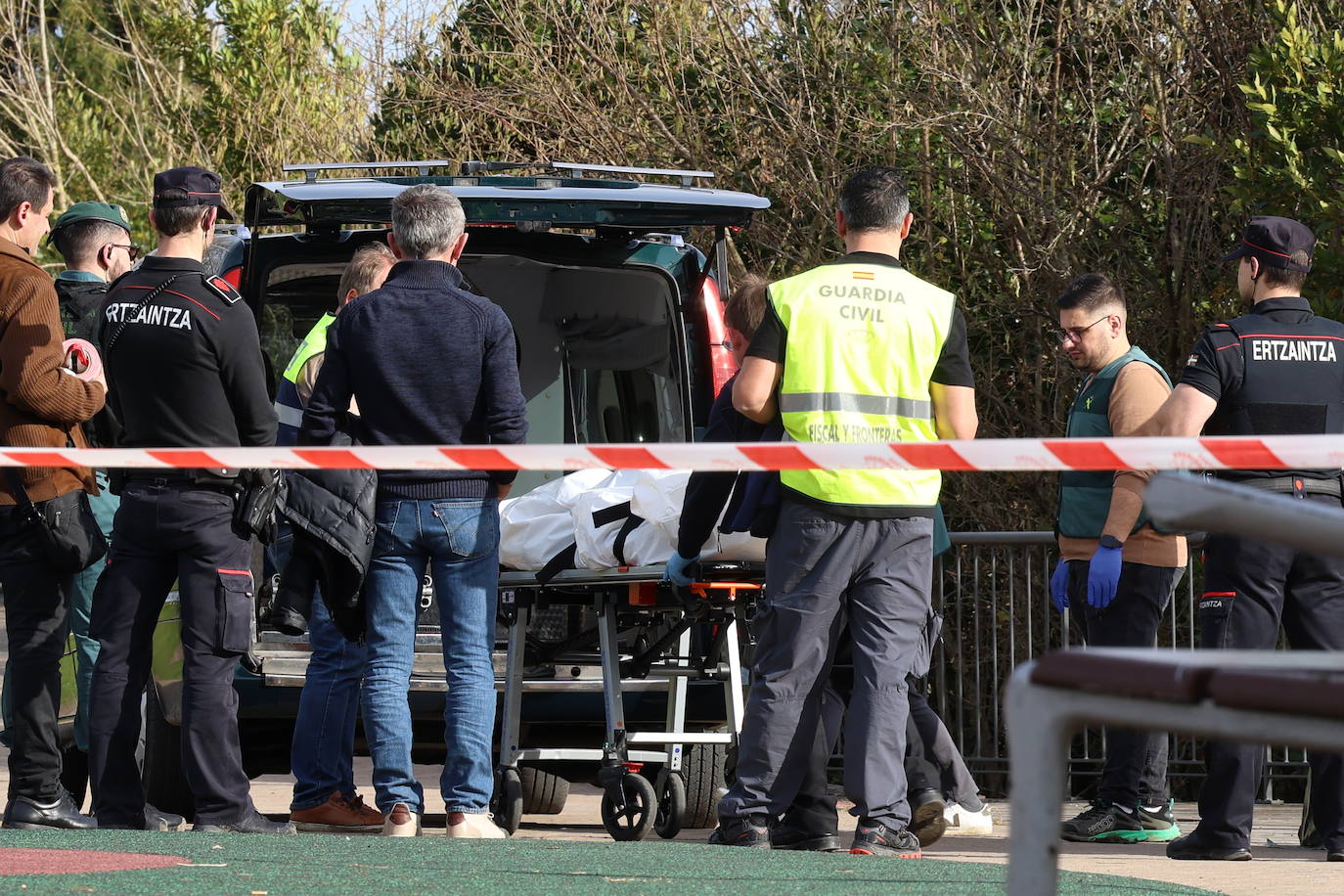 Las imágenes del rescate de un cadáver en el río Bidasoa