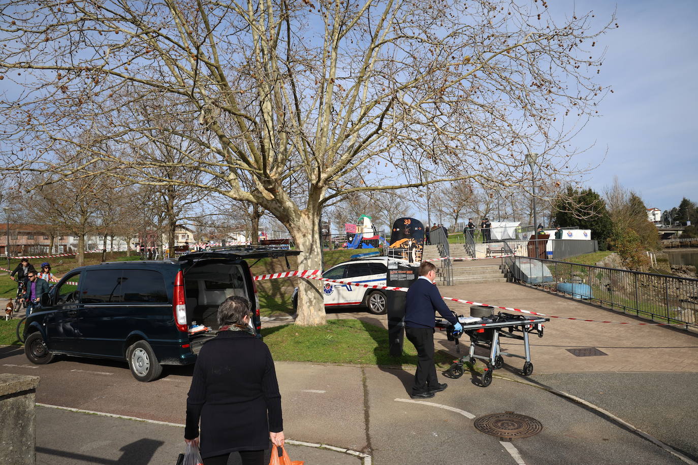 Las imágenes del rescate de un cadáver en el río Bidasoa