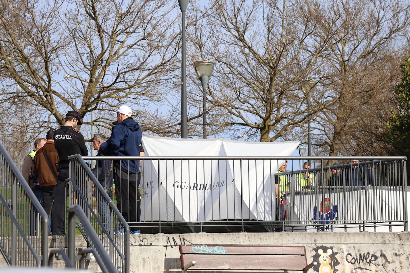 Las imágenes del rescate de un cadáver en el río Bidasoa