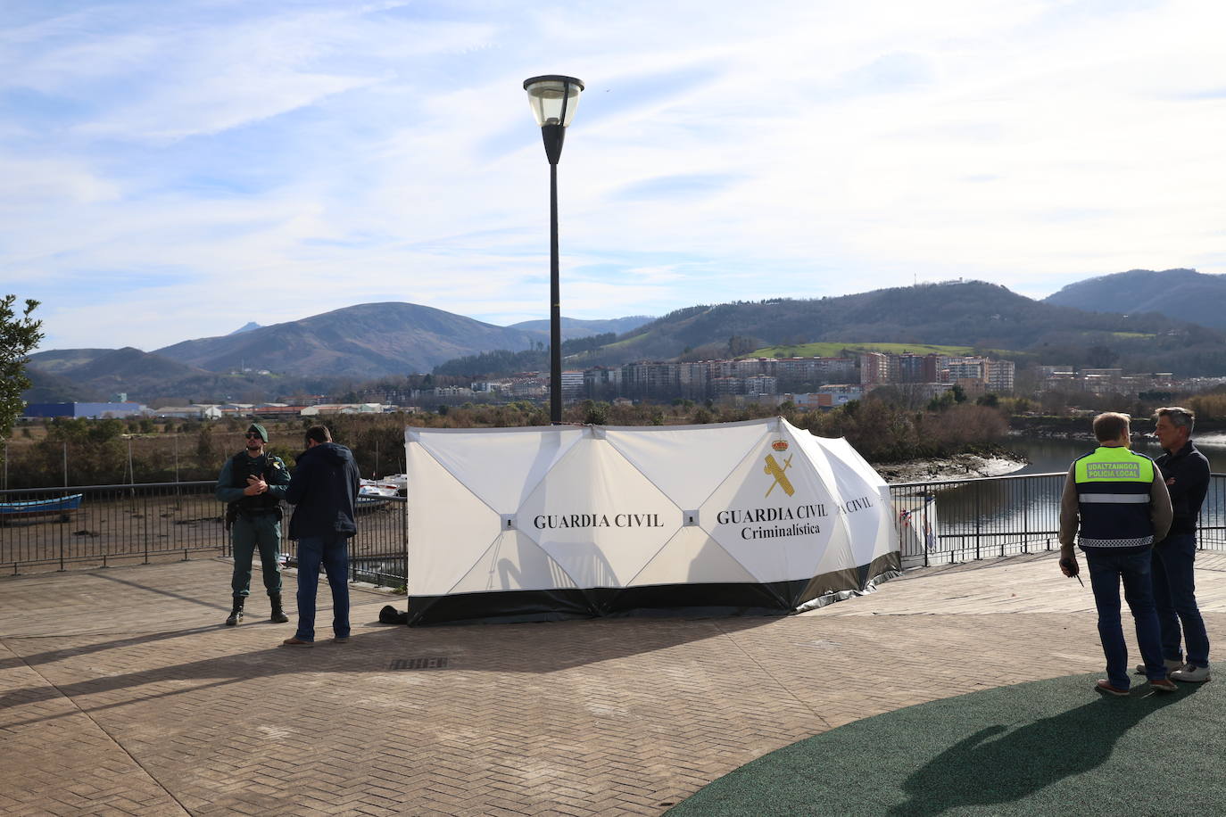 Las imágenes del rescate de un cadáver en el río Bidasoa