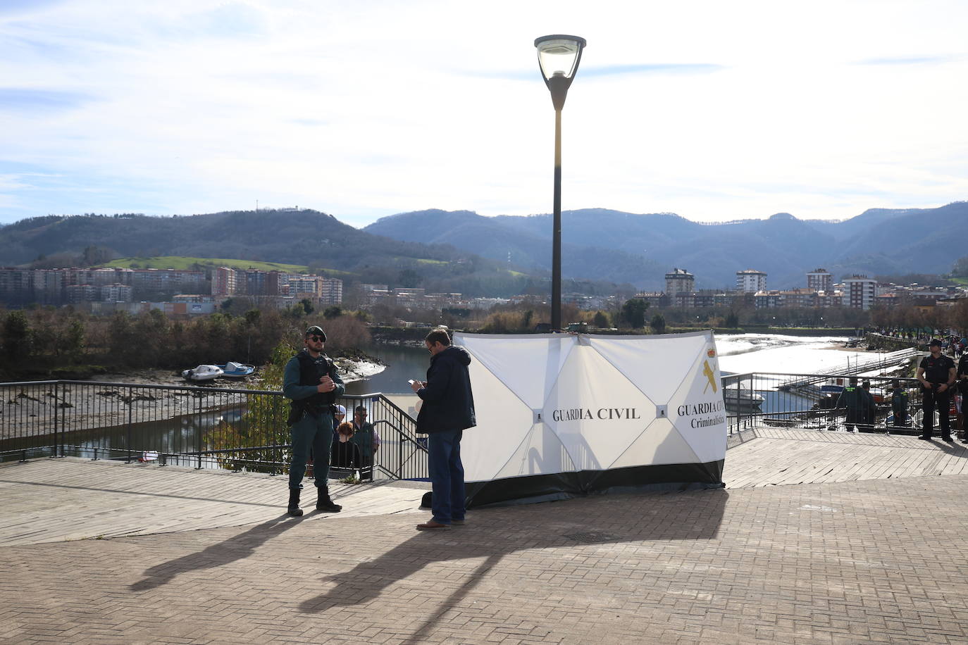 Las imágenes del rescate de un cadáver en el río Bidasoa