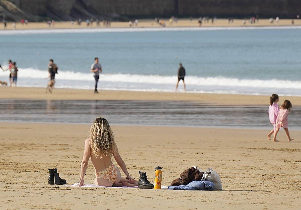 Sol, viento sur y algunos intervalos de nubes altas han sido la tónica de este domingo.