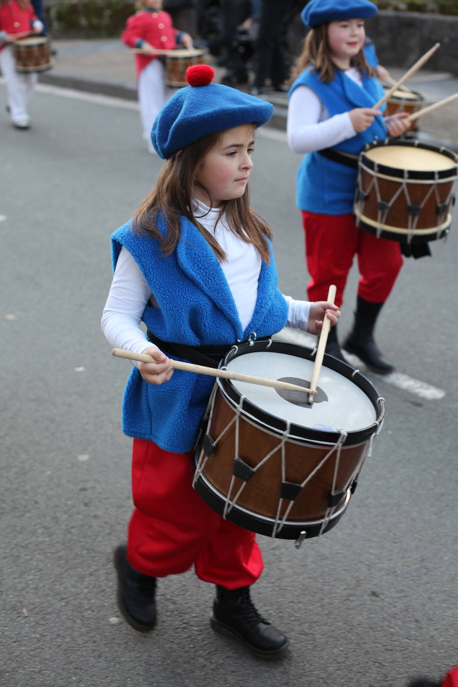 El ritmo de los tambores invade las calles de Idiazabal