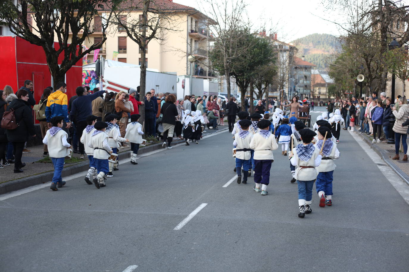 El ritmo de los tambores invade las calles de Idiazabal