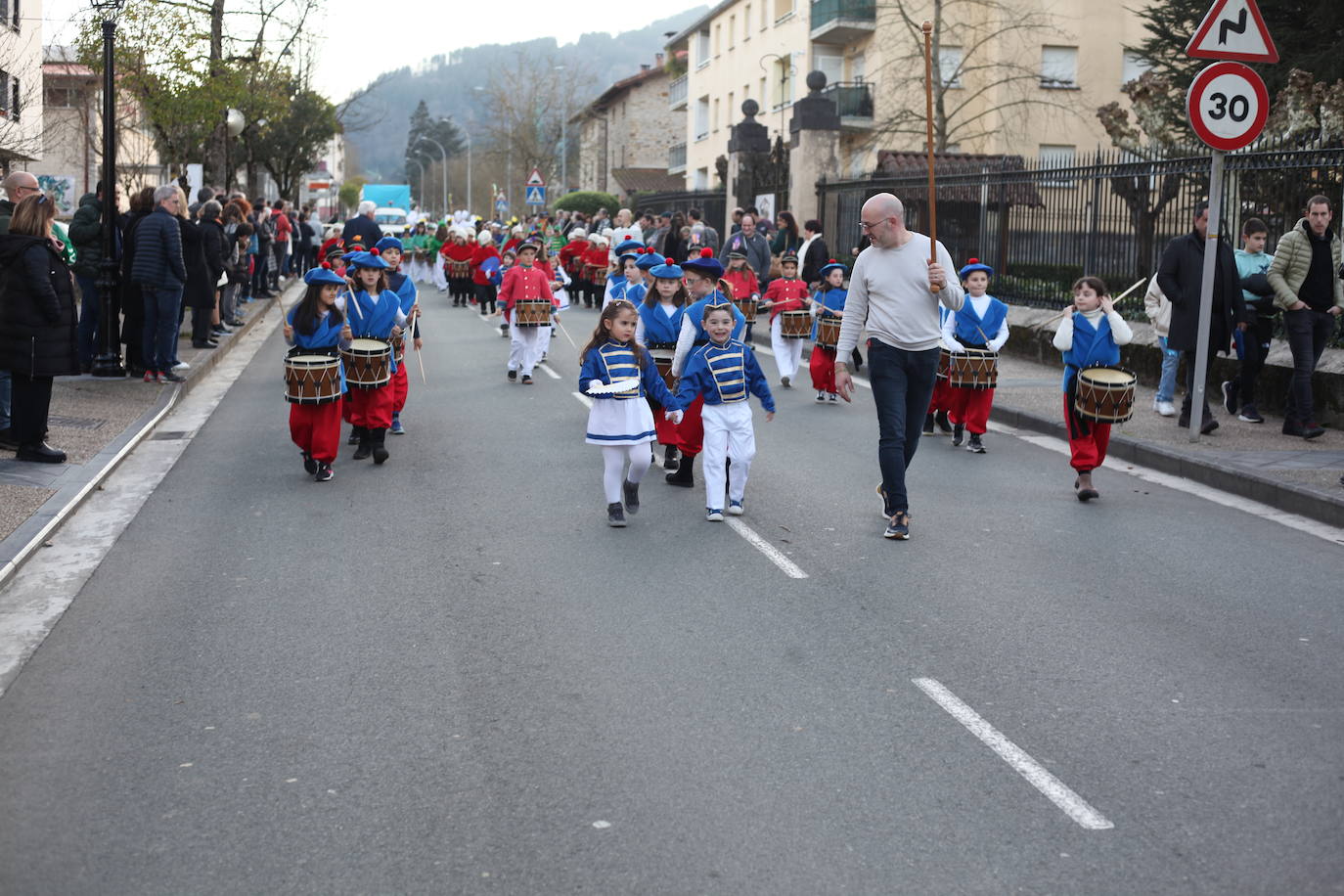 El ritmo de los tambores invade las calles de Idiazabal