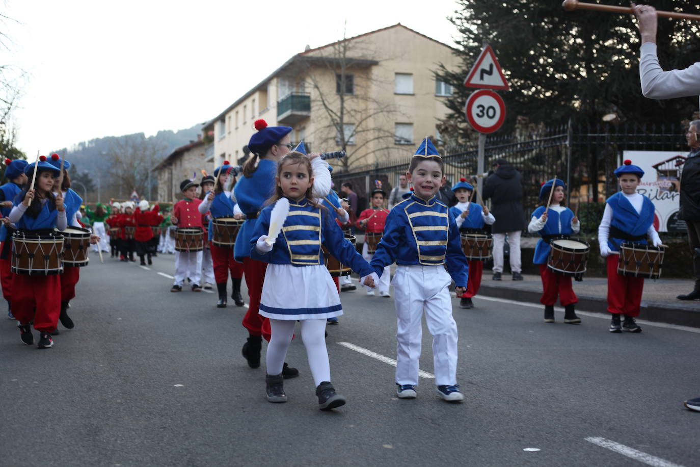 El ritmo de los tambores invade las calles de Idiazabal