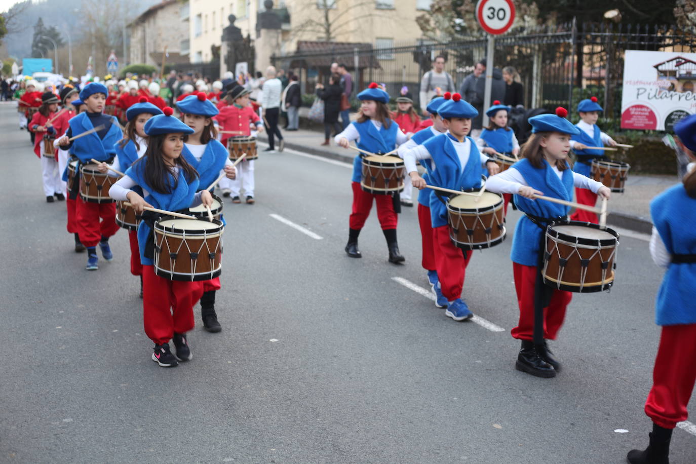 El ritmo de los tambores invade las calles de Idiazabal