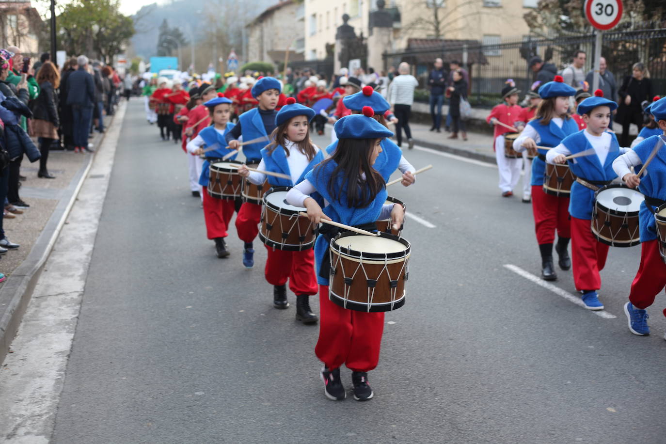 El ritmo de los tambores invade las calles de Idiazabal