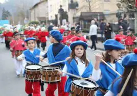 El ritmo de los tambores invade las calles de Idiazabal