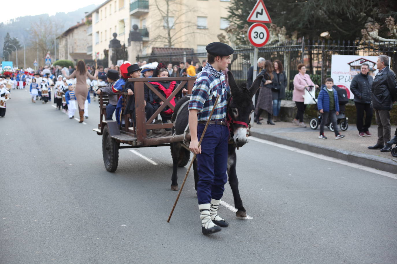 El ritmo de los tambores invade las calles de Idiazabal