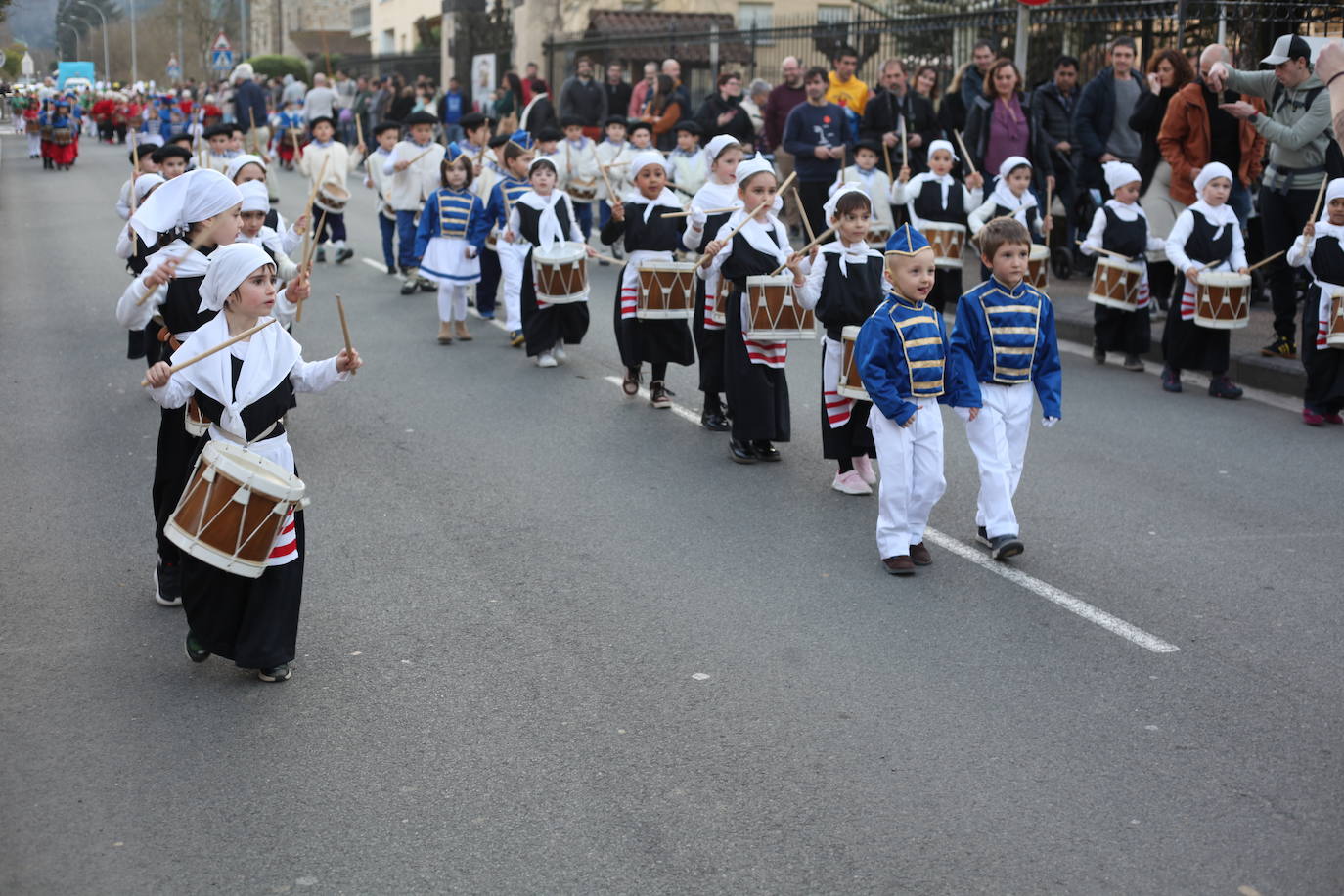 El ritmo de los tambores invade las calles de Idiazabal