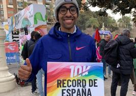 Oukhelfen alza el pulgar el día que batió el récord.