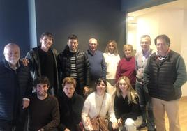 En el palco del Grupo Bokado, la familia del chef Koldo Lasa y de Pedro Esnaola, presidente de Quimatrix, con Jesús Santamaria, director general del Grupo Bokado.