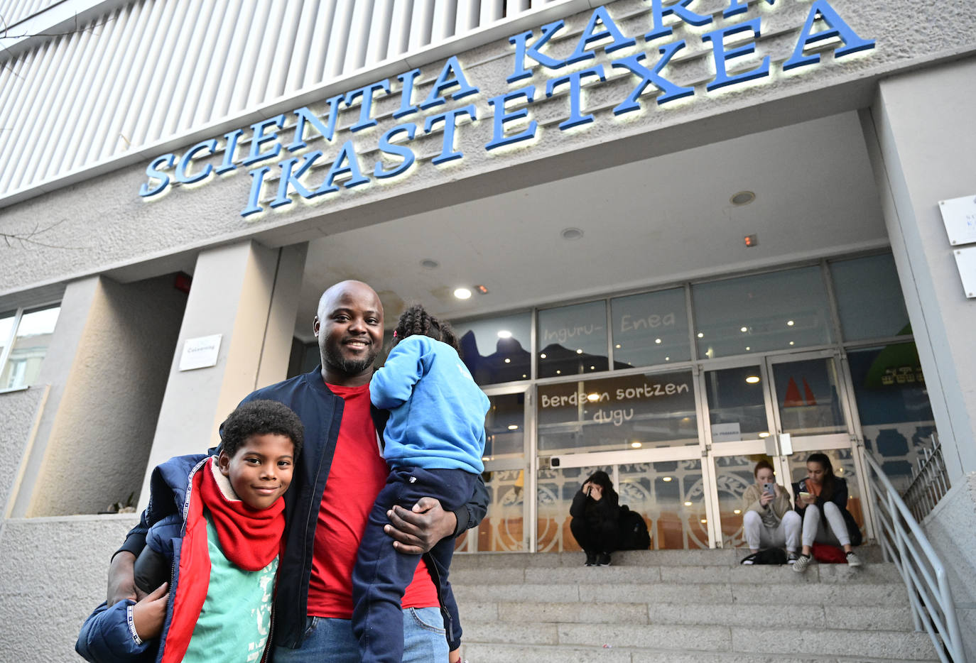 Lázaro, junto a su hijo Arkaitz, que lleva en el colegio Scientia Karmelo desde Infantil, y su hija Adele.