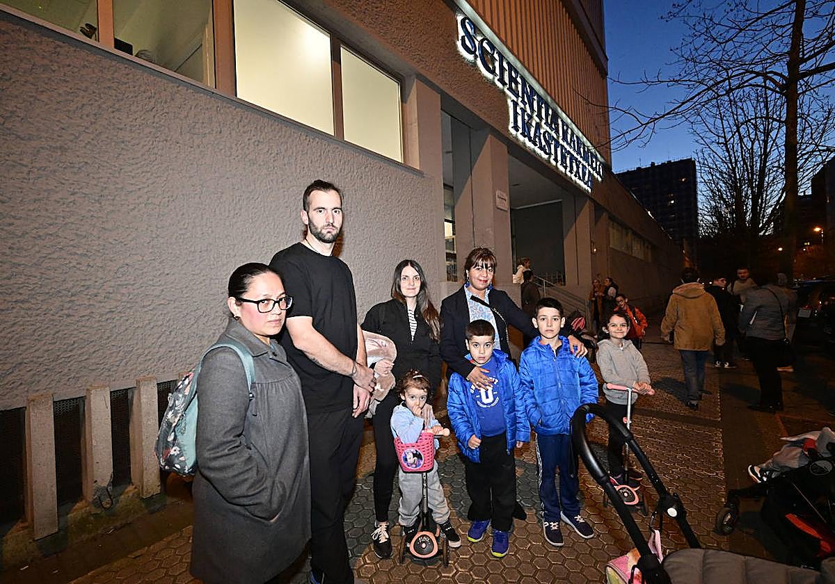 Vanessa, David, María y Sara, con sus hijos, alumnos de Karmelo de Donostia, preocupados tras conocer el cierre del centro.