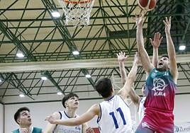 Zabaleta fue una pesadilla para sus rivales. En la foto lanza a canasta pese a la oposición del Easo.