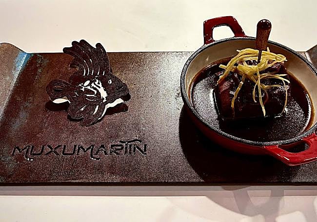 El 'bocadillo prensado de ternera' del Muxumartin.