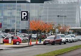 El actual aparcamiento suele registrar colas en los accesos en las horas punta.