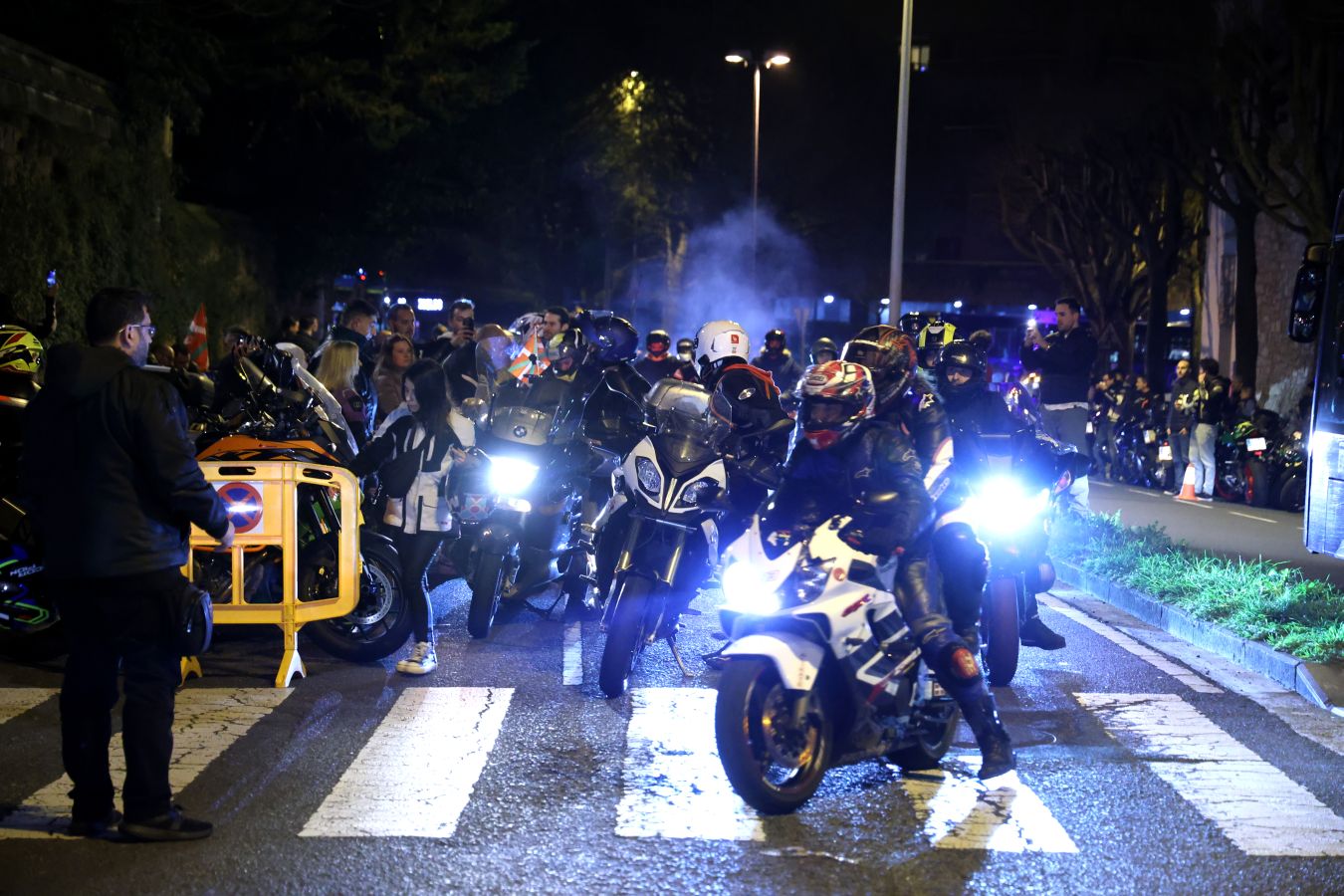 Cientos de motos rugen por Jontxu en Donostia