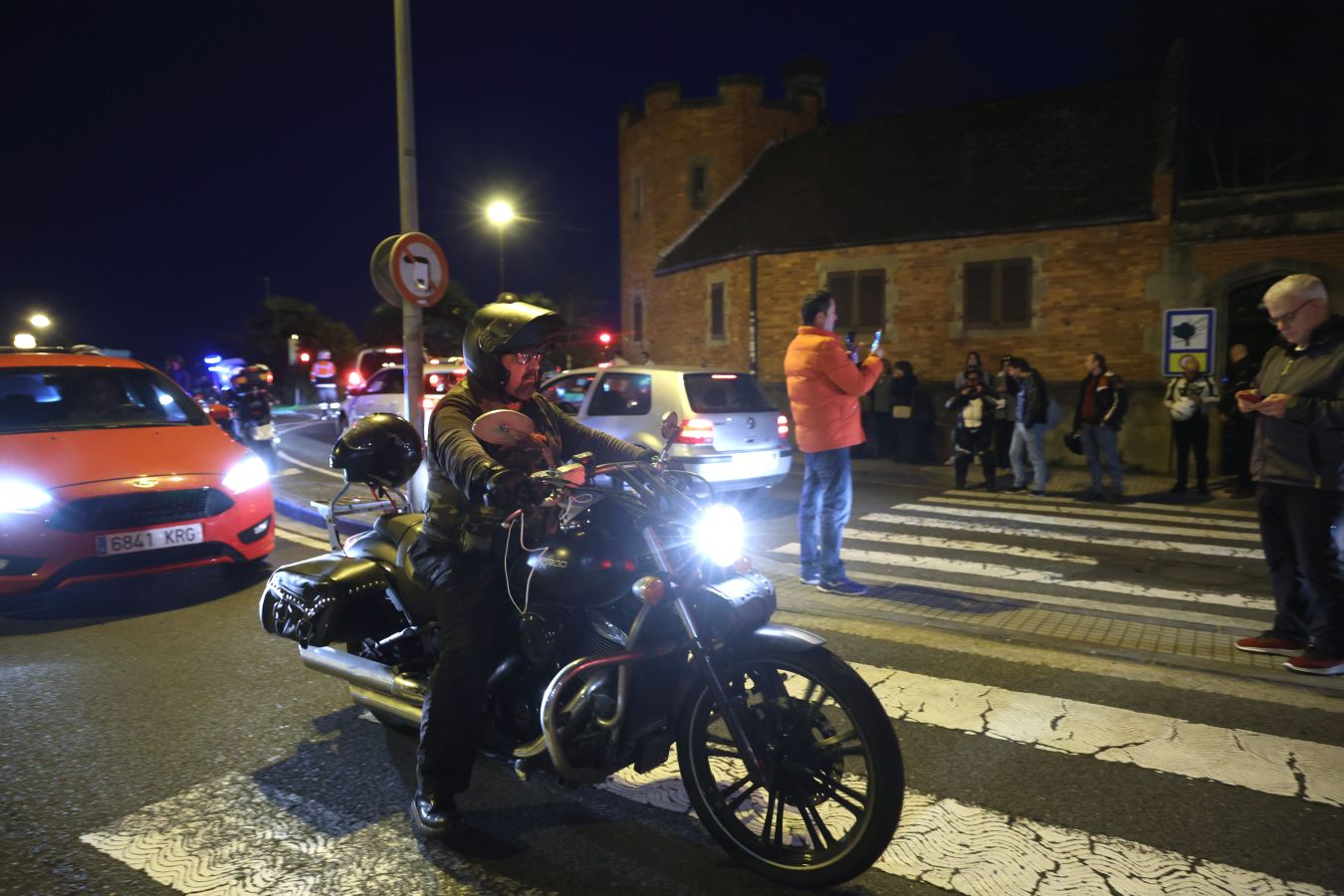 Cientos de motos rugen por Jontxu en Donostia