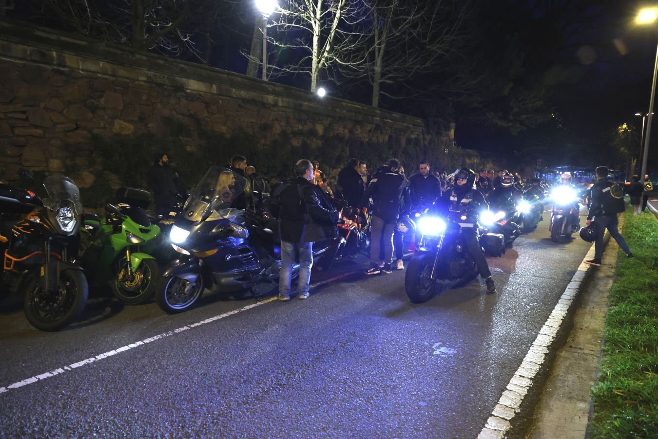 Cientos de motos rugen por Jontxu en Donostia