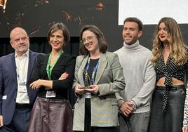 La ganadora de Sala Revelación, Leticia Palomo, con finalistas y organizadores. A la derecha, Naroa Pérez.