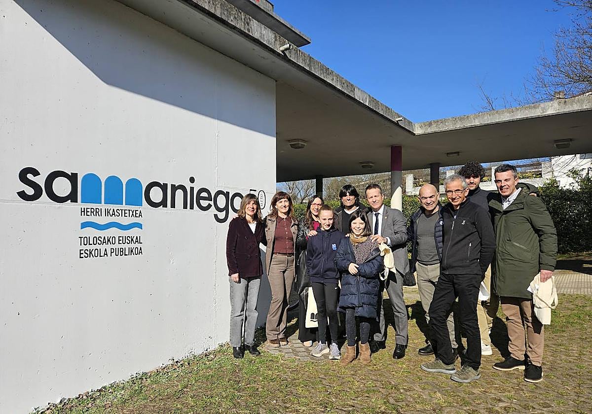 El consejero vasco de Educación, Jokin Bildarratz, ha visitado este miércoles el colegio Samaniego de Tolosa.