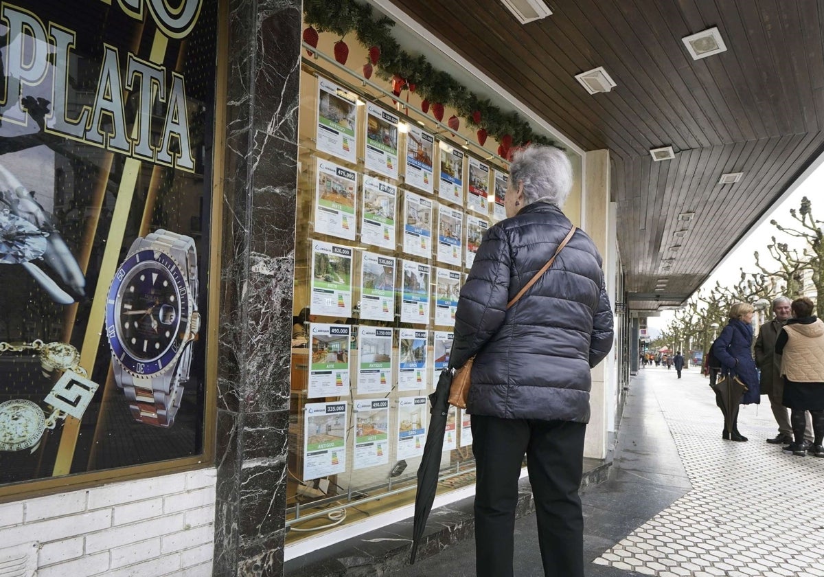 Escaparate de una inmobiliaria en Donostia.
