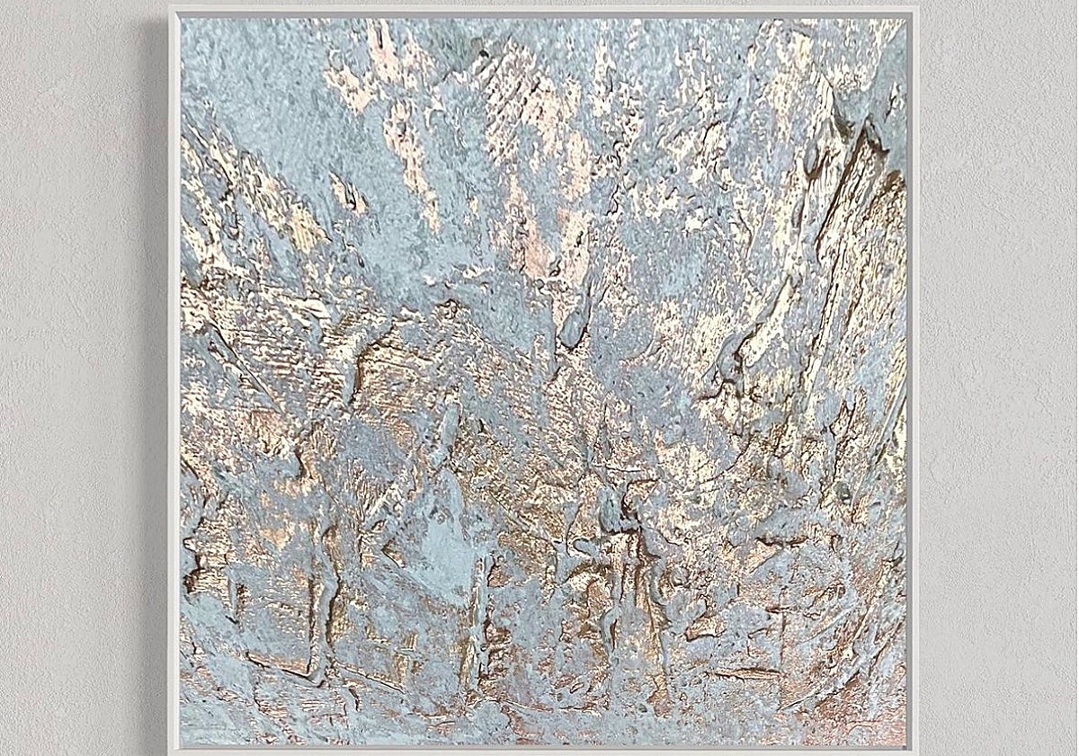 Imagen principal - Una pintura con matices metalizados, Mireia Izquierdo en el proceso de creación y otra pintura con tonalidades neutras 