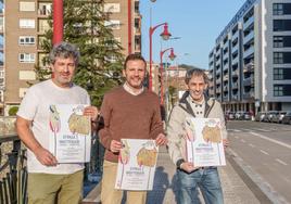 Representantes del Ayuntamiento junto a Arkaitz Illarramendi, representante de Ttakun, sujetando el cartel de los Euskal Inauteriak.