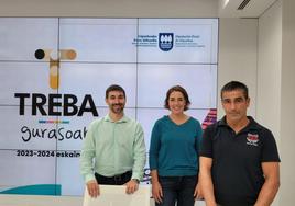 El director foral de Juventud, Isaac Palencia, junto a los formadores Leyre Cano y Alex Gárate.