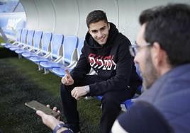 Arsen Zakharyan, sonriente tras una pregunta