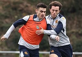 Ander Barrenetxea y Álvaro Odriozola en una pugna esta mañana en Zubieta.