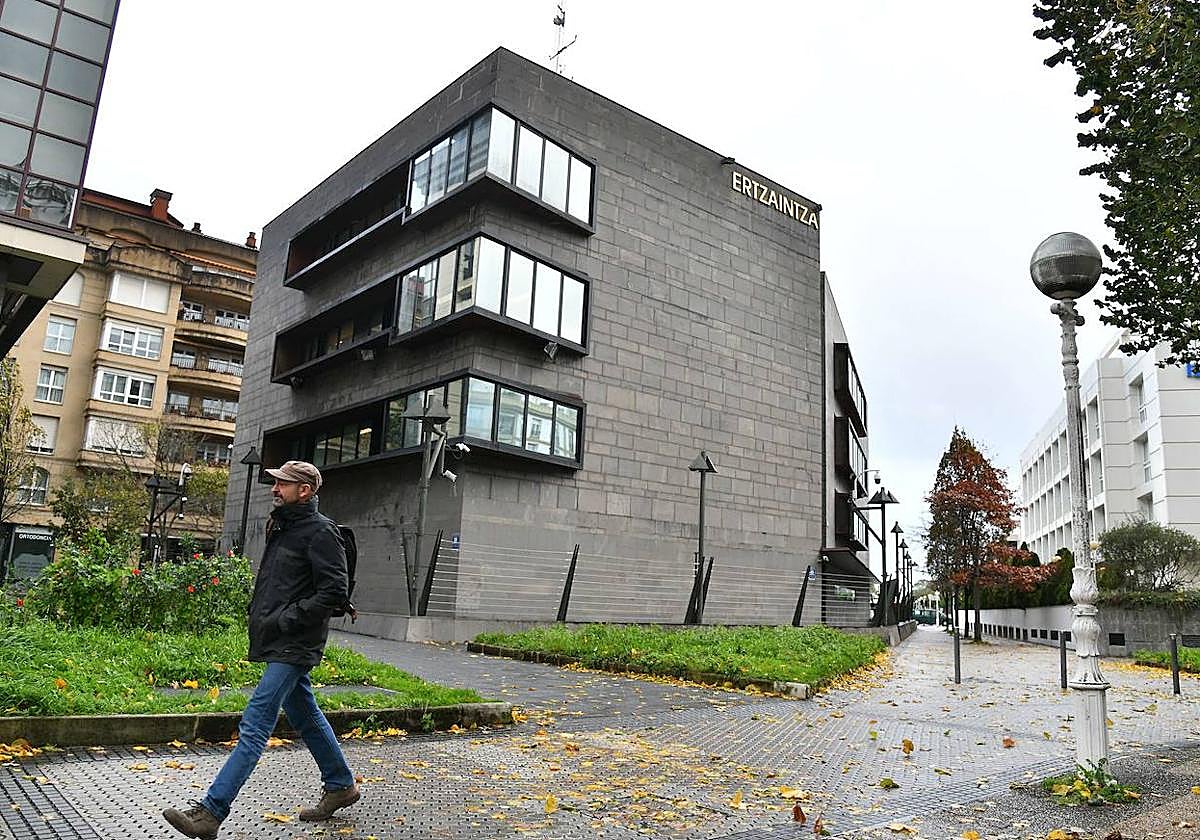 Imagen exterior de la comisaría de la Ertzaintza en el barrio donostiarra del Antiguo.
