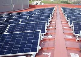 Placas solares en la cubierta de la fábrica de Salto Systems, en Oiartzun