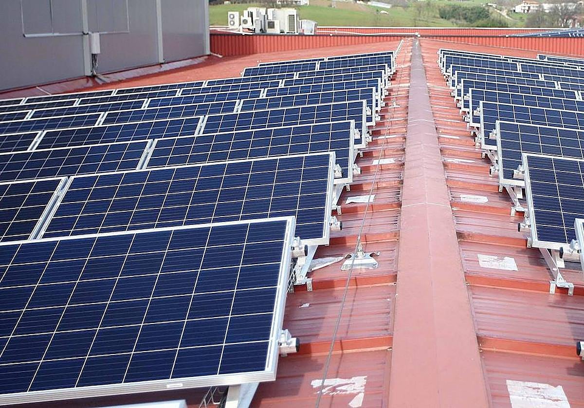 Placas solares en la cubierta de la fábrica de Salto Systems, en Oiartzun