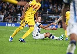 Mikel Oyarzabal pide sobre el césped de Anoeta el presunto penalti que el VAR consideró «no punible».