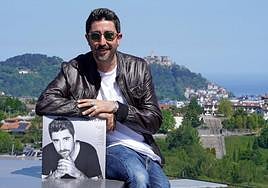 El músico posa con su álbum de aniversario en la terraza de la redacción de DV en Miramon.