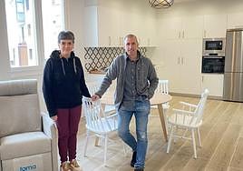 Ane Loidi gizarte zerbitzuetako zinegotzia eta Haritz Alberdi alkatea, apartamentu berrian.