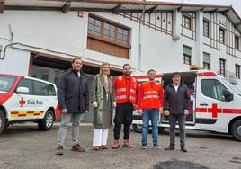 El concejal Iban San Martin, la diputada Maria Ubarretxena, los miembros de la Cruz Roja Iban Aramendi y Mikel Unanue y el alcalde Xabier Txurruka, frente a la 'Casa Camineros'