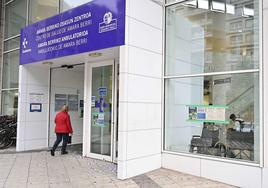 Una paciente entra al ambulatorio de Amara Berri, en Donostia.