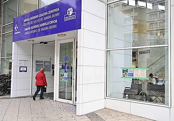 Una paciente entra al ambulatorio de Amara Berri, en Donostia.